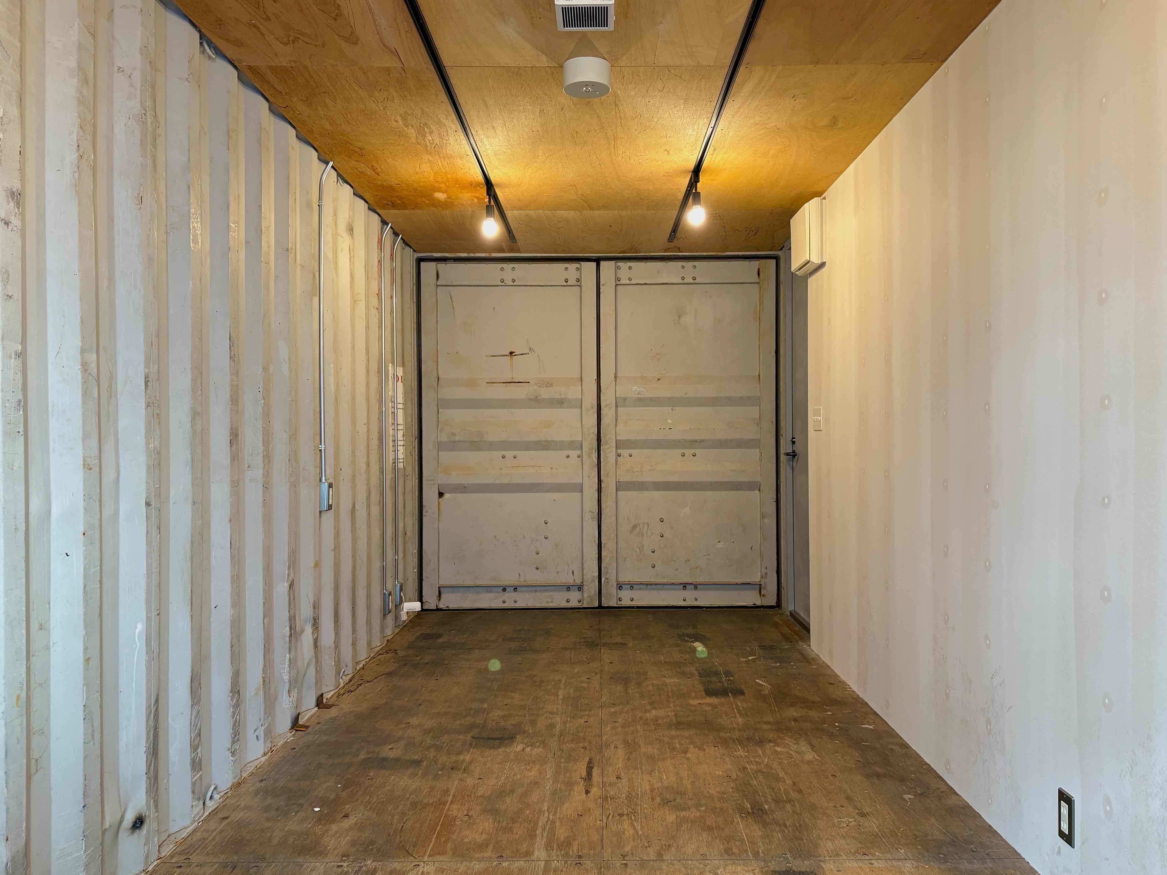 京都市中京区式阿弥町130番地の賃貸物件/出入口付近はコンテナ感を強く感じられます