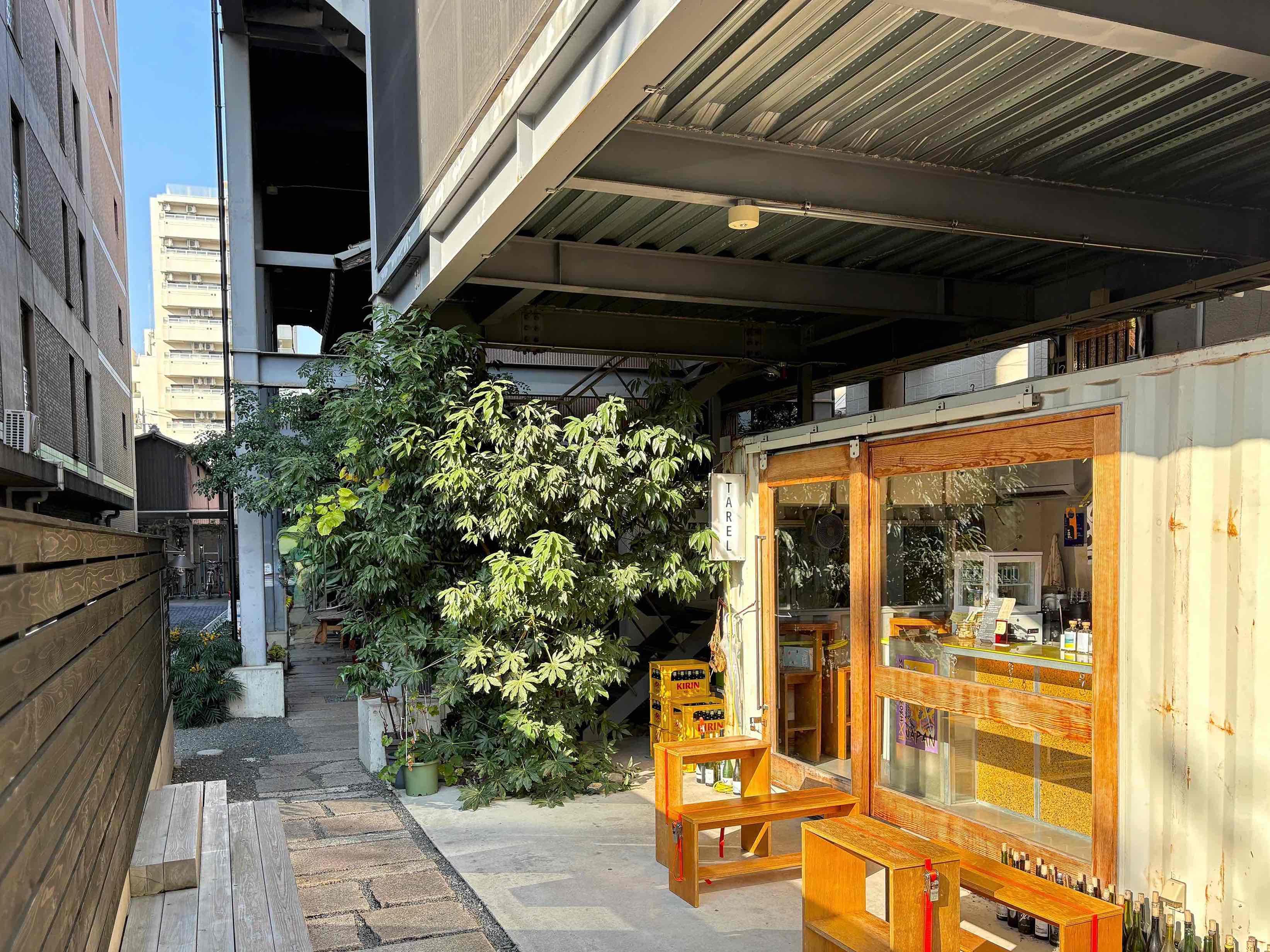 京都市中京区式阿弥町130番地の賃貸物件/細道から入ったところにはコーヒーとワインを楽しめるTARELさん。前を通過する時はついコーヒーを買いきたくなります。