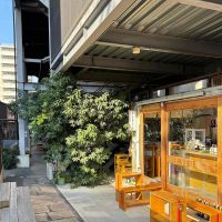 京都市中京区式阿弥町130番地の賃貸物件/細道から入ったところにはコーヒーとワインを楽しめるTARELさん。前を通過する時はついコーヒーを買いきたくなります。