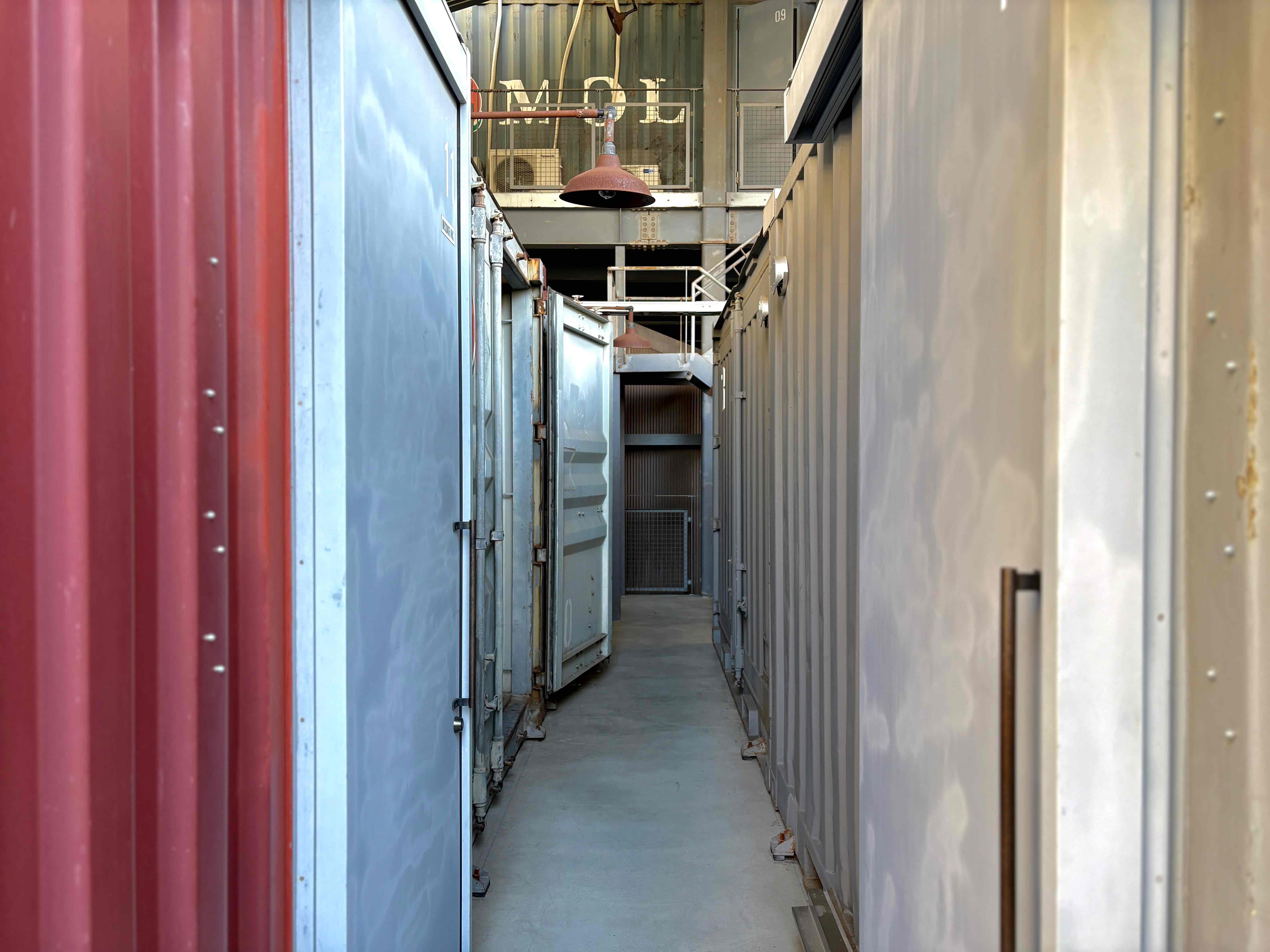 京都市中京区式阿弥町130番地の賃貸物件/共用廊下の両側にもコンテナが連なる