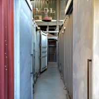 京都市中京区式阿弥町130番地の賃貸物件/共用廊下の両側にもコンテナが連なる