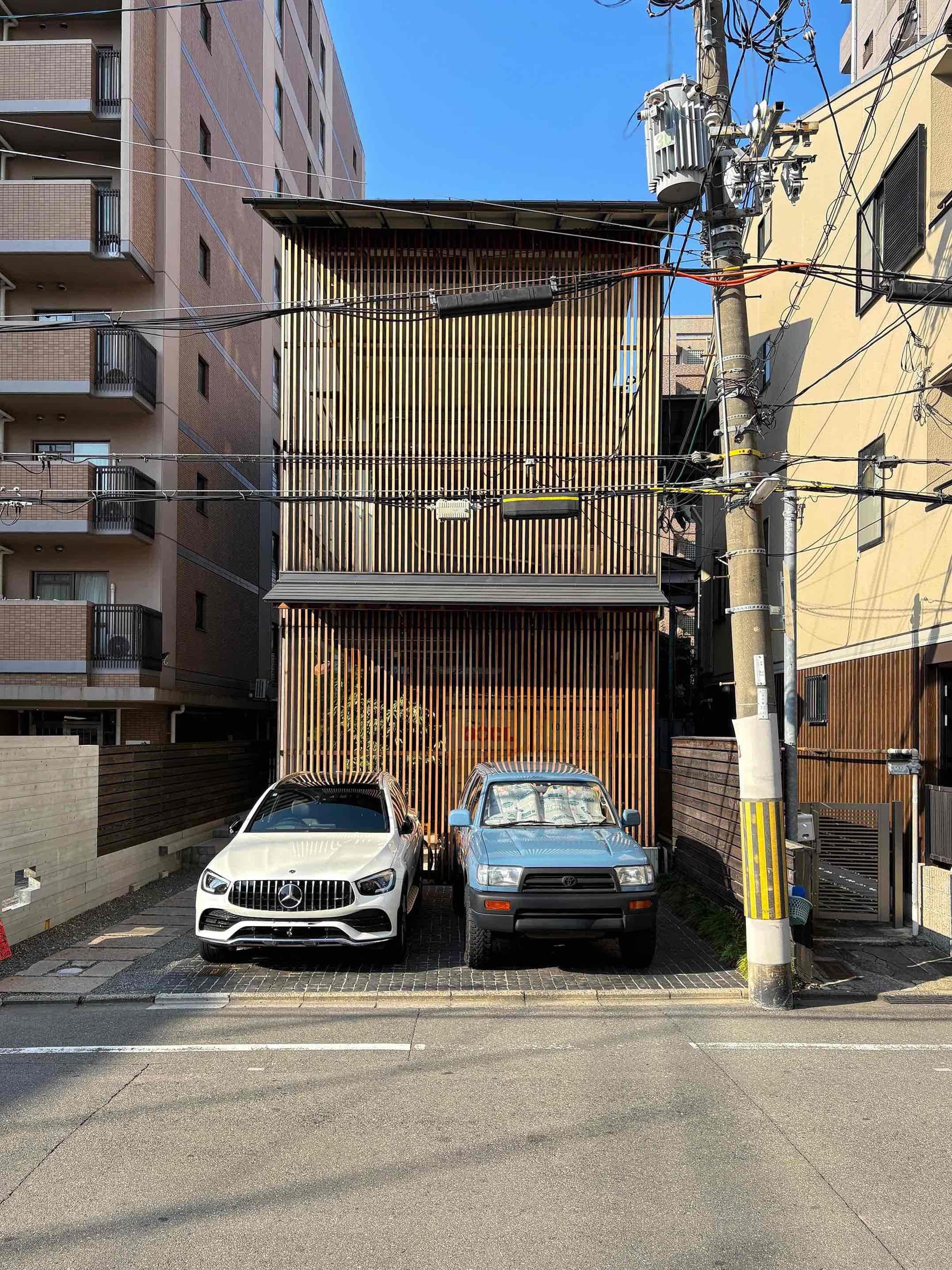 京都市中京区式阿弥町130番地の賃貸物件/左手の細道が入口。正面から見るとこの奥にコンテナたちが佇んでるとは思えない外観