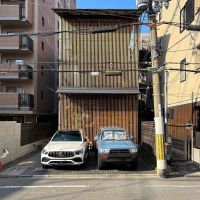 京都市中京区式阿弥町130番地の賃貸物件/左手の細道が入口。正面から見るとこの奥にコンテナたちが佇んでるとは思えない外観