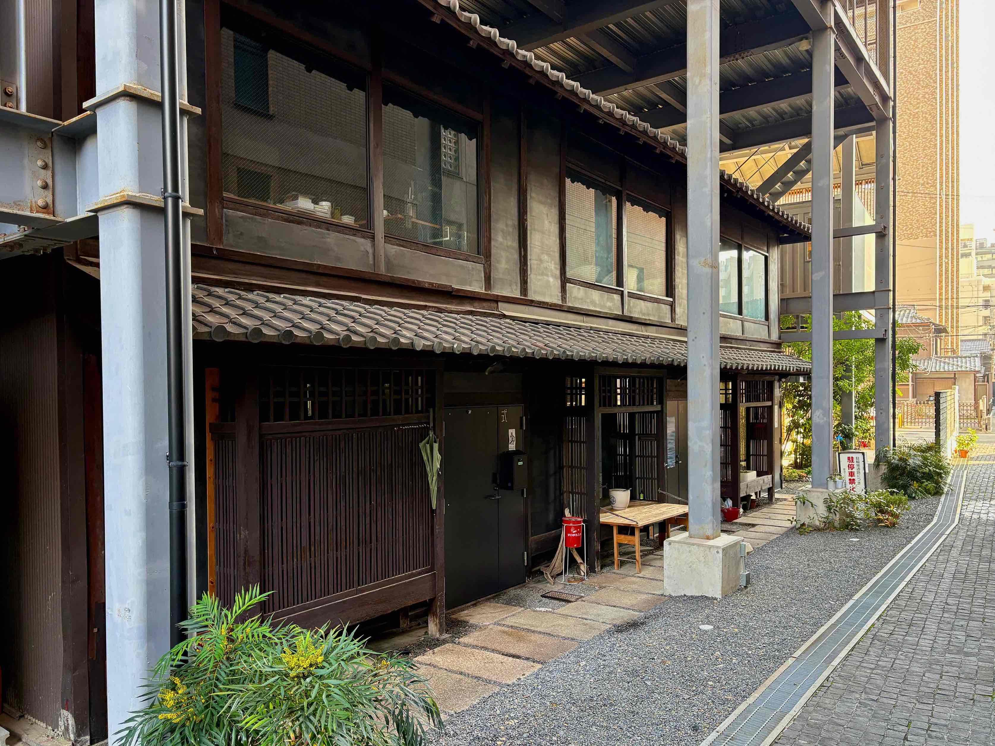 京都市中京区式阿弥町130番地の賃貸物件/長屋を丸々包むように設置された鉄骨が印象的