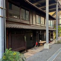 京都市中京区式阿弥町130番地の賃貸物件/長屋を丸々包むように設置された鉄骨が印象的