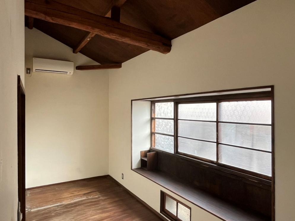 京都市下京区突抜2丁目357の賃貸物件/3号室｜東向きの大きな出窓