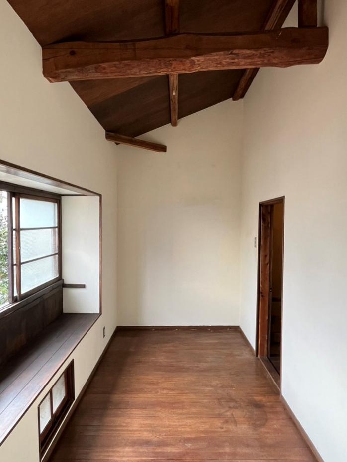 京都市下京区突抜2丁目357の賃貸物件/3号室｜横長の形状ですが、この様に天井高はしっかりあります