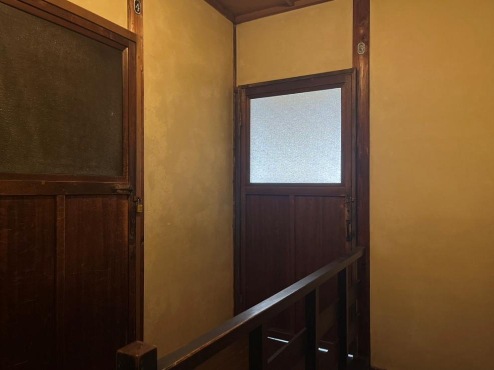 京都市下京区突抜2丁目357の賃貸物件/2階は計3区画。