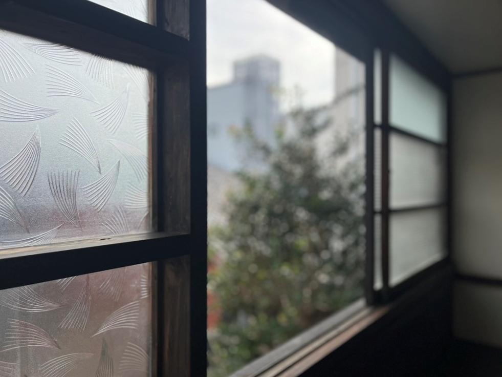 京都市下京区突抜2丁目357の賃貸物件/3号室｜カラカラと音を立てて開ける古建具