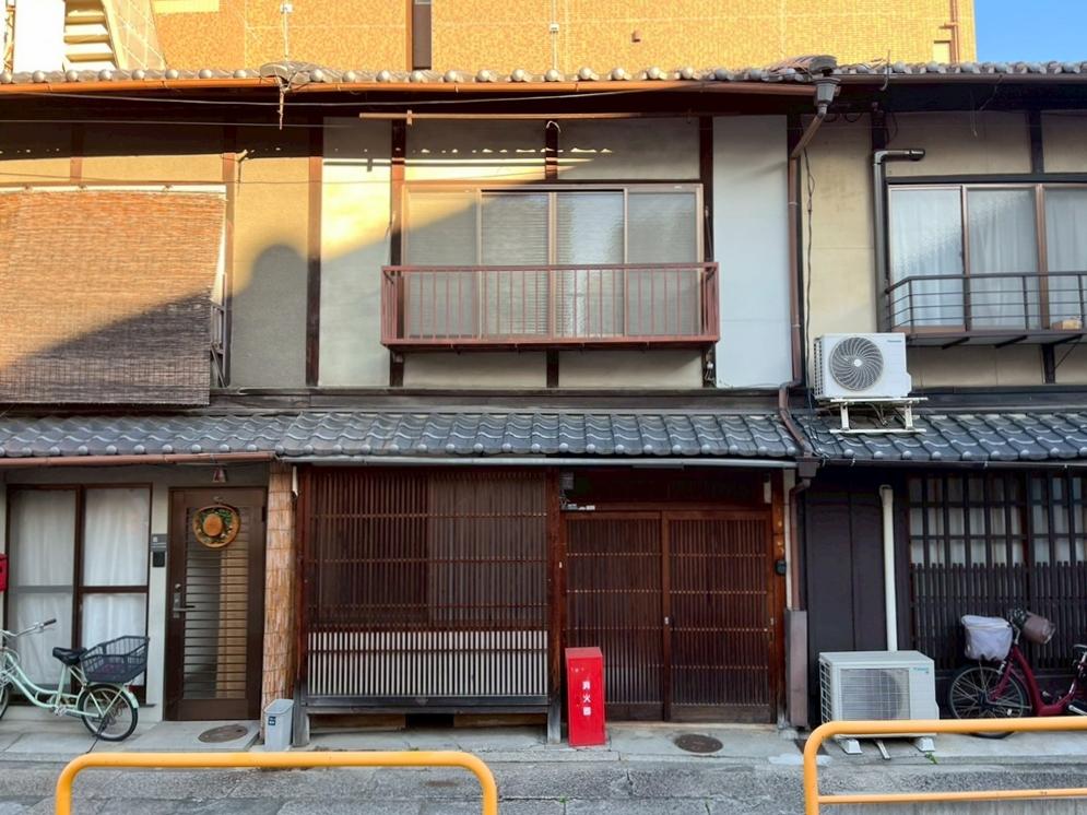 京都市中京区二条通油小路東入西大黒町の賃貸物件/二条通から入る石畳の路地内に建つ連棟。ファサードは当初のものが残されていて良い雰囲気。