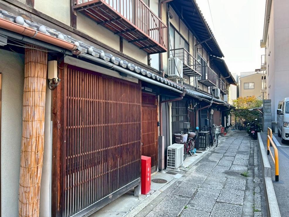 京都市中京区二条通油小路東入西大黒町の賃貸物件/ストリートビューで遡ると向かいには建物が建っていてトンネル路地だった模様。現在はコインパークなので開放的な路地になってます