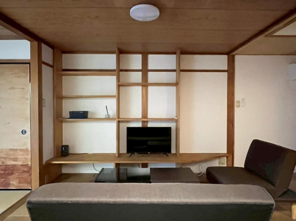 京都市中京区二条通油小路東入西大黒町の賃貸物件/正面の棚は、1箇所足を下せるようになってるので、PCなどの作業デスクとしても利用できそう