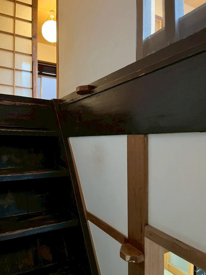 京都市中京区二条通油小路東入西大黒町の賃貸物件/手摺り代わりに持ち手が2ヵ所