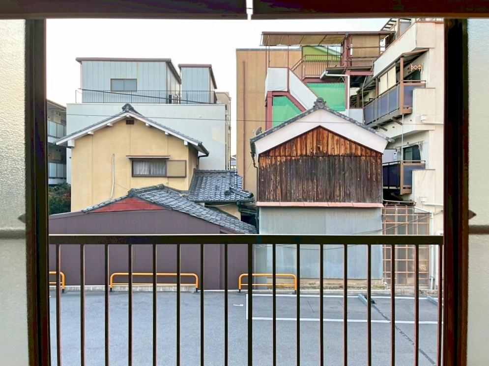 京都市中京区二条通油小路東入西大黒町の賃貸物件/2階西側｜正面はコインパーキングなので今のところ圧迫感は全くない。