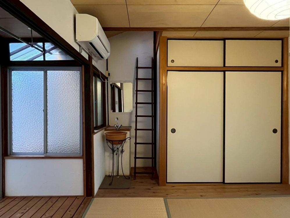 京都市中京区二条通油小路東入西大黒町の賃貸物件/2階東側｜簡単な洗面が設置してある。梯子の上部にちょっとした物置もあり。