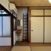 京都市中京区二条通油小路東入西大黒町の賃貸物件/2階東側｜簡単な洗面が設置してある。梯子の上部にちょっとした物置もあり。
