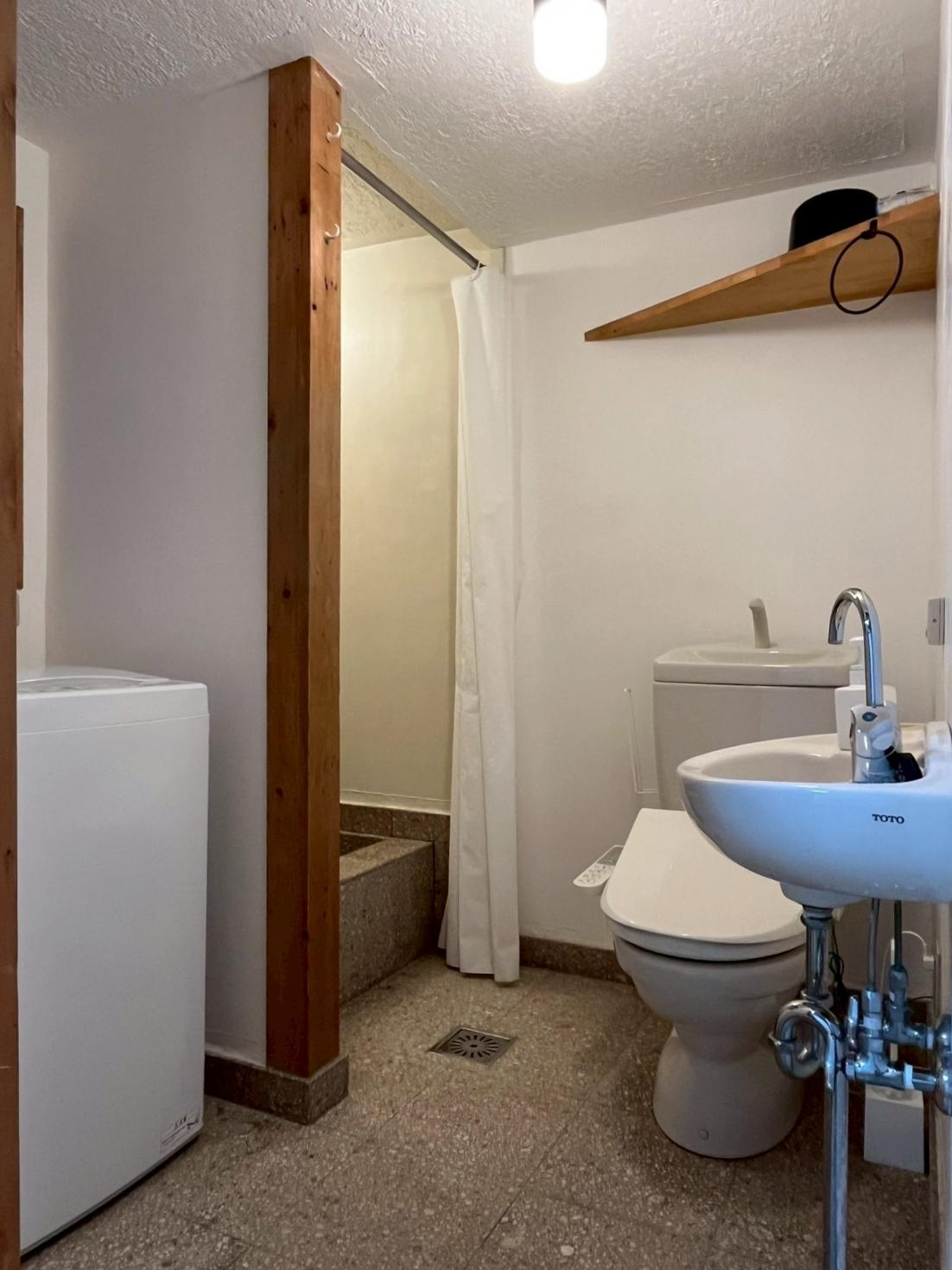 京都市中京区二条通油小路東入西大黒町の賃貸物件/1階サニタリースペース。バスタブ、手洗い、トイレ、洗濯機置き場が同室。