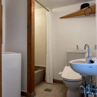 京都市中京区二条通油小路東入西大黒町の賃貸物件/1階サニタリースペース。バスタブ、手洗い、トイレ、洗濯機置き場が同室。