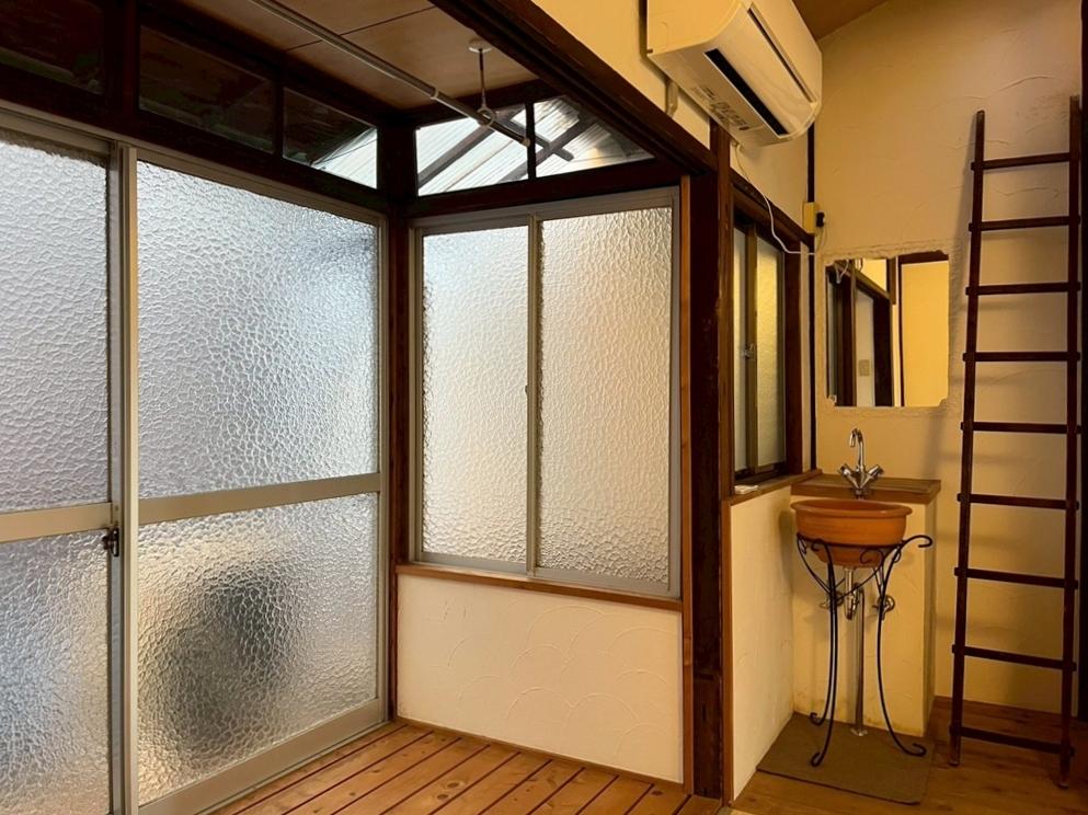 京都市中京区二条通油小路東入西大黒町の賃貸物件/2階東側｜左の掃出し窓の向こうはバルコニー。住宅密集地なので隣家の壁面は近い。