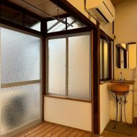 京都市中京区二条通油小路東入西大黒町の賃貸物件/2階東側｜左の掃出し窓の向こうはバルコニー。住宅密集地なので隣家の壁面は近い。