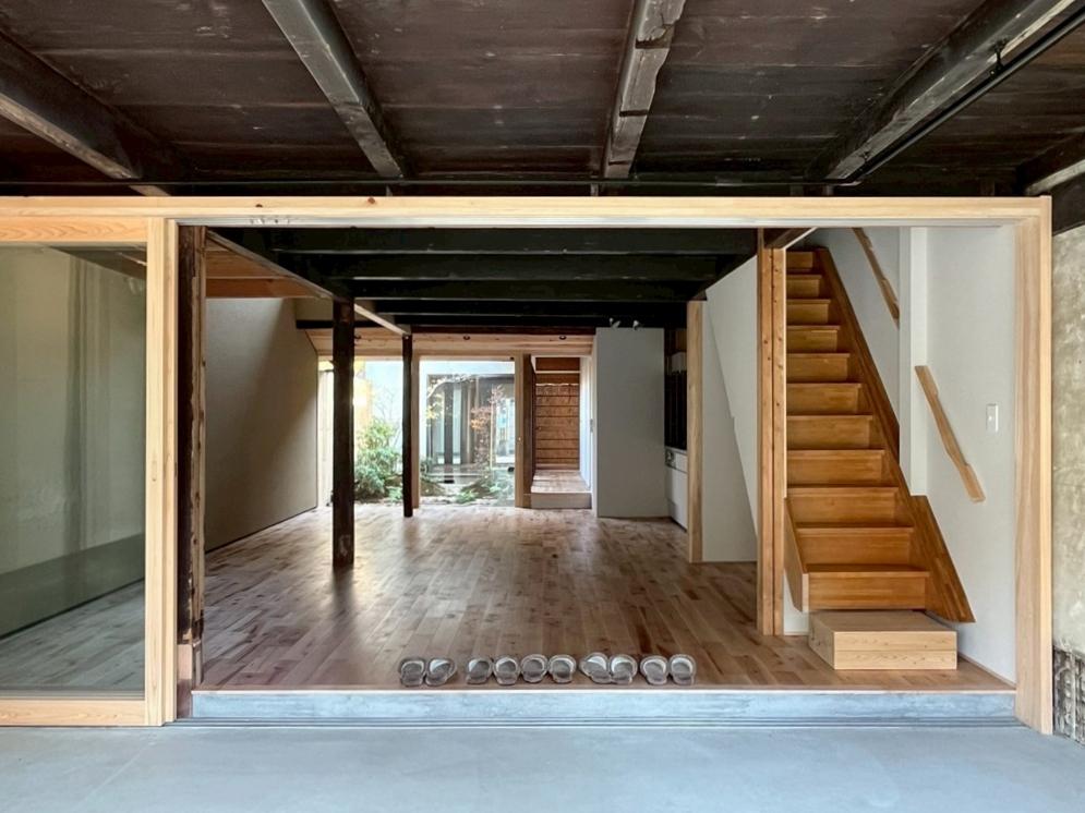 滋賀県大津市木下町7-32の売買物件/土間部分から見るリビング。その先は中庭へと続き空間の広がりを感じる。