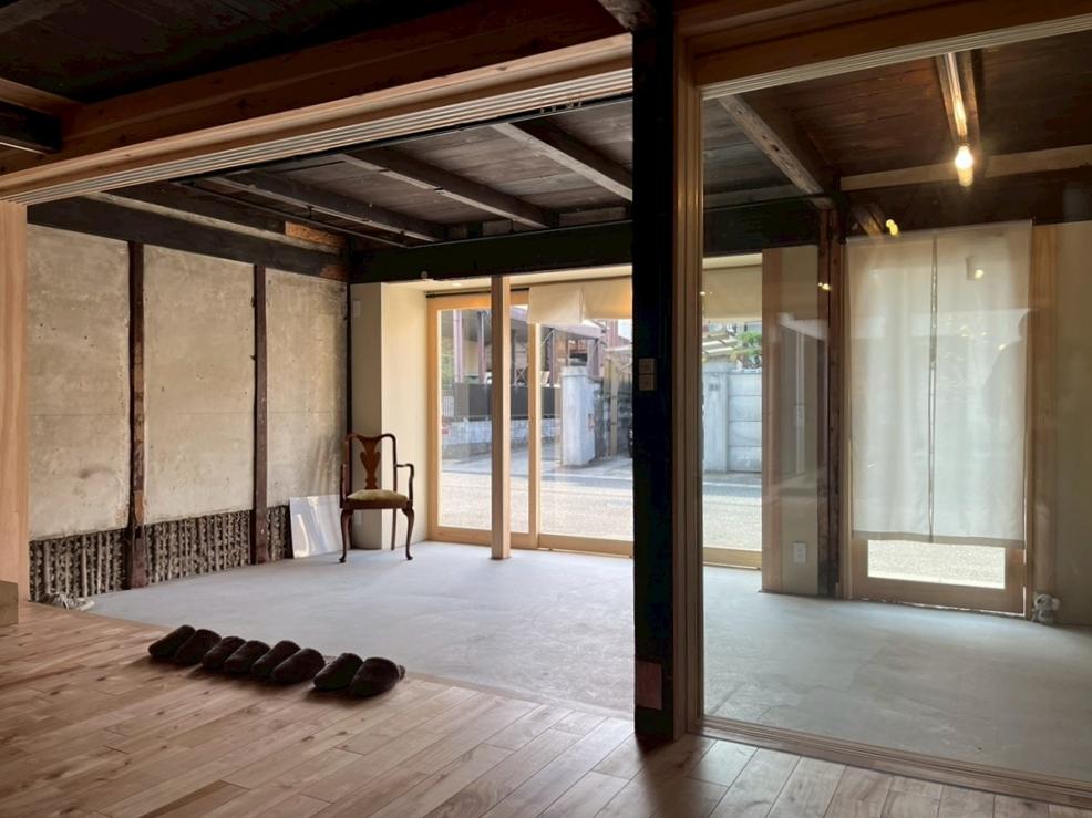 滋賀県大津市木下町7-32の売買物件/自由度の高い土間との境は大きな2枚引戸で間仕切ることができる（写真は開けた状態）