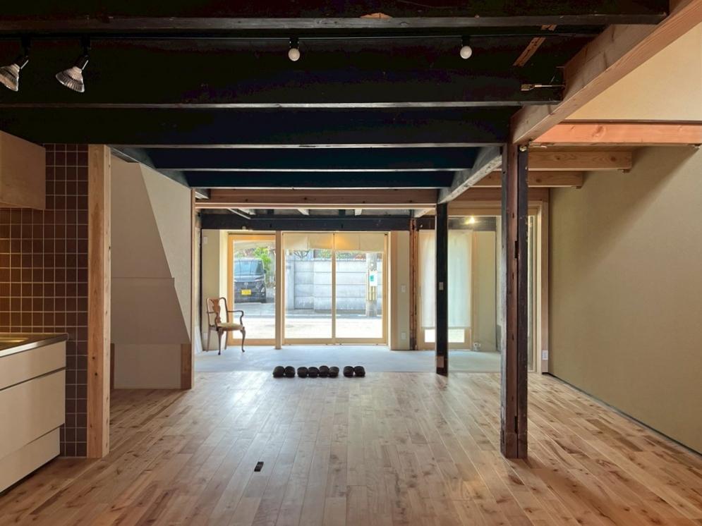 滋賀県大津市木下町7-32の売買物件/リビング奥から。潔いシンプルな間取。