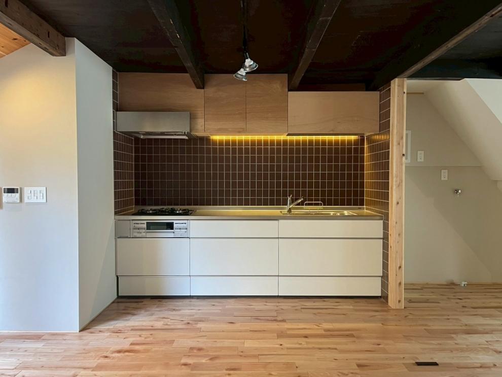 滋賀県大津市木下町7-32の売買物件/キッチン右側の階段下に冷蔵庫と洗濯機を設置する設定