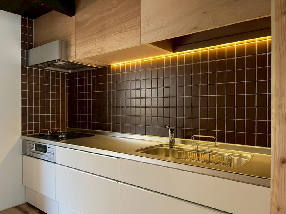 滋賀県大津市木下町7-32の売買物件/前面タイルは渋いカラーリング。コンロはガス3口。