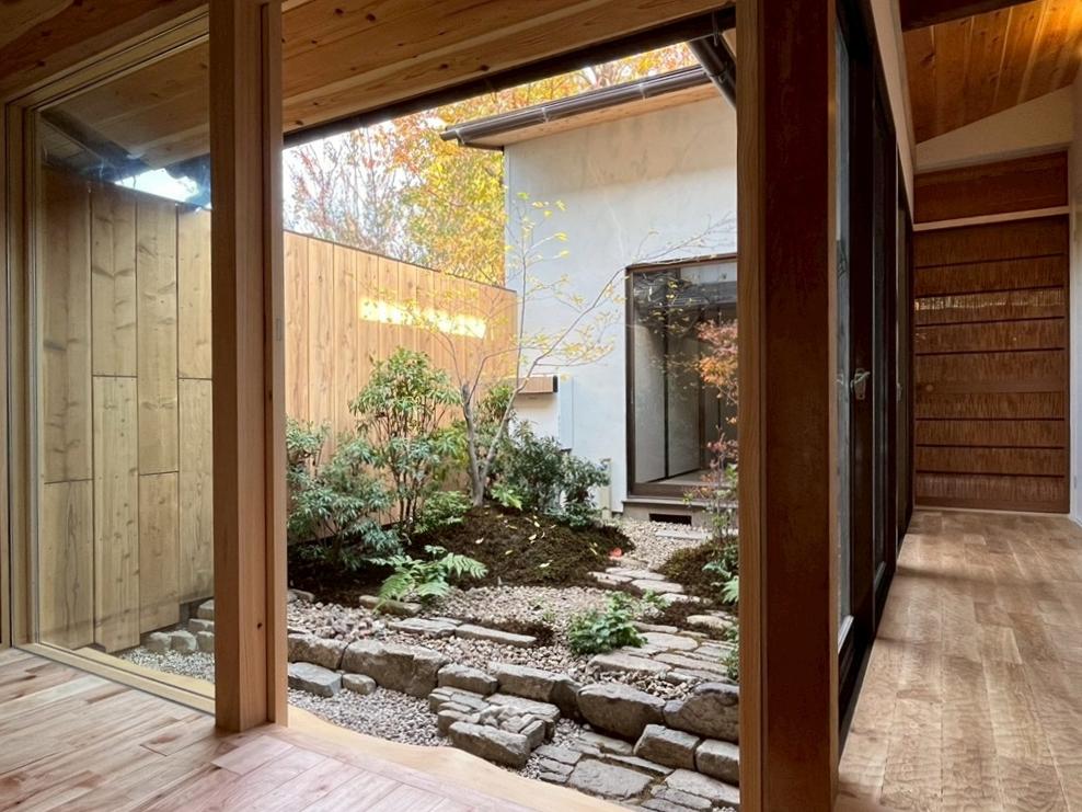 滋賀県大津市木下町7-32の売買物件/中庭もしっかり造り込んでありバックには和田神社の木々が目に入る。