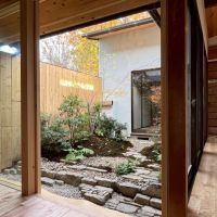 滋賀県大津市木下町7-32の売買物件/中庭もしっかり造り込んでありバックには和田神社の木々が目に入る。