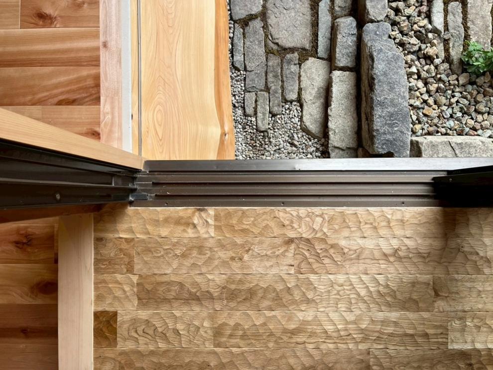 滋賀県大津市木下町7-32の売買物件/渡り廊下は足触りが良い名栗の床。