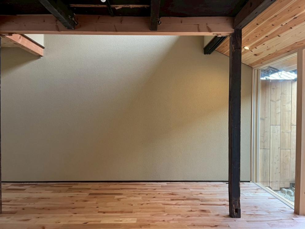 滋賀県大津市木下町7-32の売買物件/正面が吹き抜け部分。午前の方が陽が降り注ぎそう