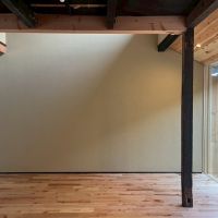 滋賀県大津市木下町7-32の売買物件/正面が吹き抜け部分。午前の方が陽が降り注ぎそう