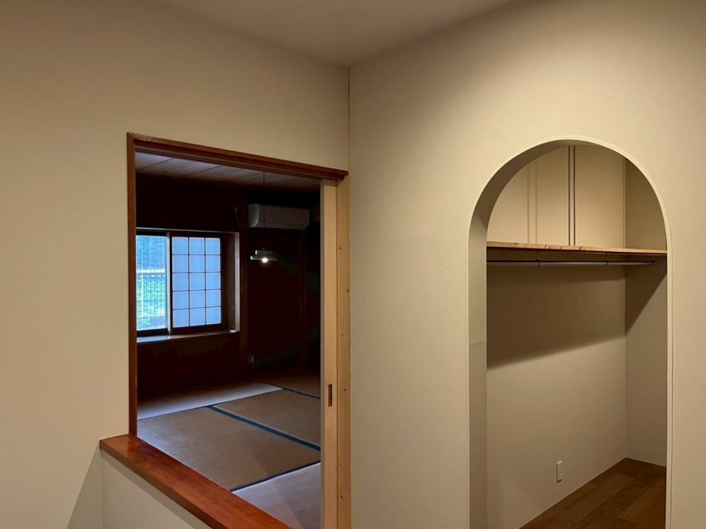 滋賀県大津市木下町7-32の売買物件/2階階段室｜左が和室、アーチが収納スペース