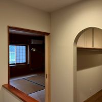 滋賀県大津市木下町7-32の売買物件/2階階段室｜左が和室、アーチが収納スペース