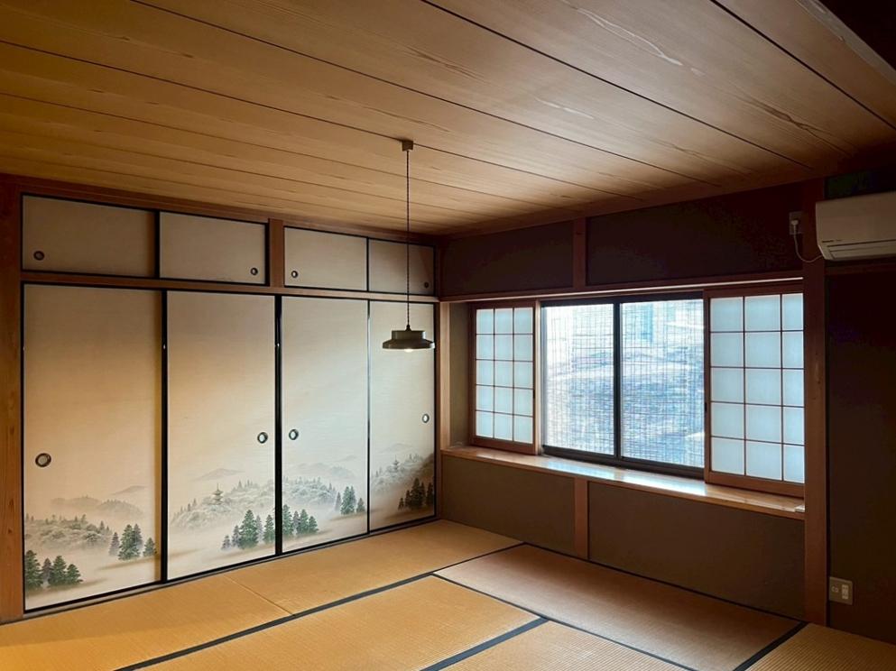 滋賀県大津市木下町7-32の売買物件/2階西｜階段室から2段ほど上がるこの和室は手を加えずまったり落ち着けそうな空間