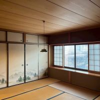 滋賀県大津市木下町7-32の売買物件/2階西｜階段室から2段ほど上がるこの和室は手を加えずまったり落ち着けそうな空間