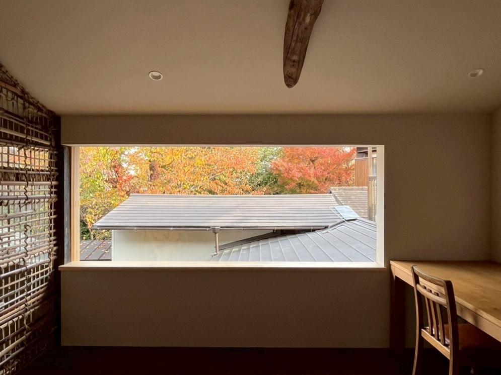 滋賀県大津市木下町7-32の売買物件/2階東｜大きな開口部から神社の木々が望める