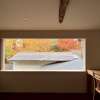 滋賀県大津市木下町7-32の売買物件/2階東｜大きな開口部から神社の木々が望める