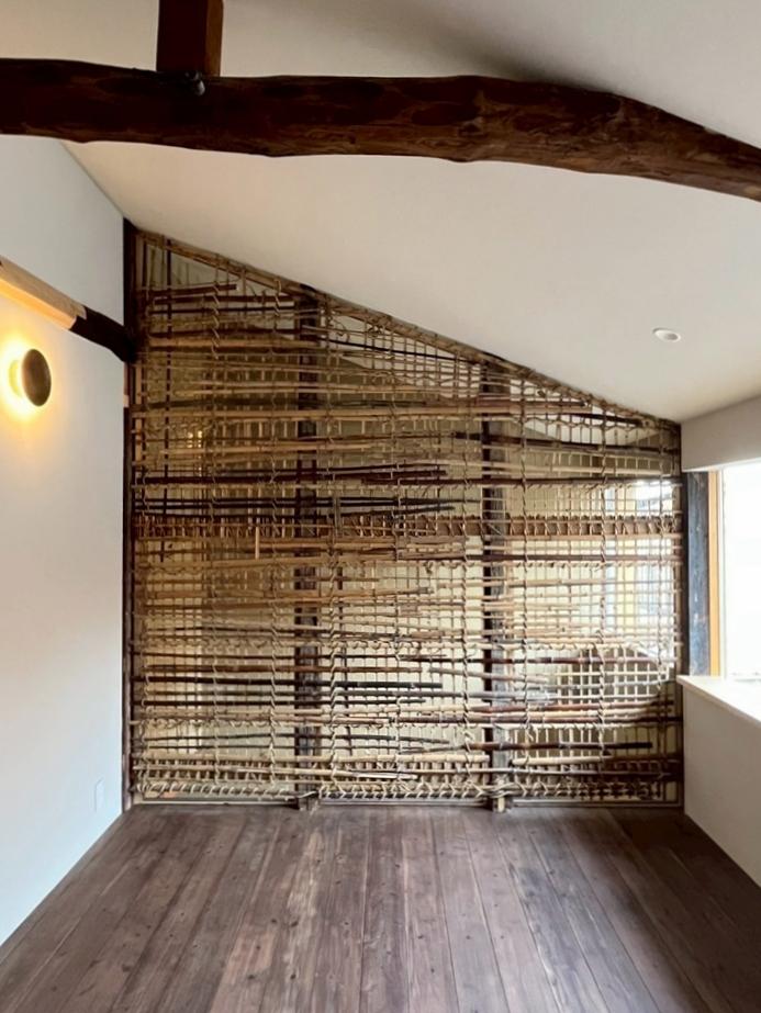 滋賀県大津市木下町7-32の売買物件/2階東｜吹き抜けに面した壁は一面が竹小舞（裏にはガラス）