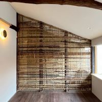 滋賀県大津市木下町7-32の売買物件/2階東｜吹き抜けに面した壁は一面が竹小舞（裏にはガラス）