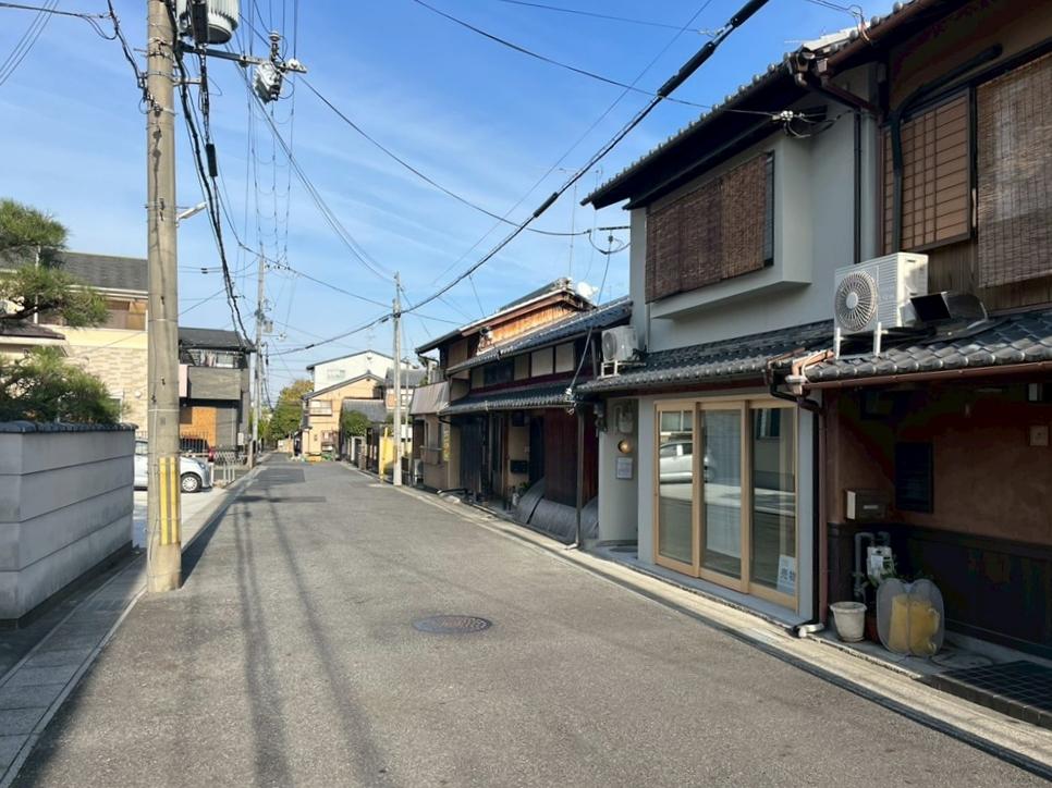 滋賀県大津市木下町7-32の売買物件/前道はこの通り広く、通行量は少ない