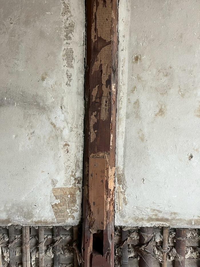 滋賀県大津市木下町7-32の売買物件/よく見ると昔の新聞が貼ってある