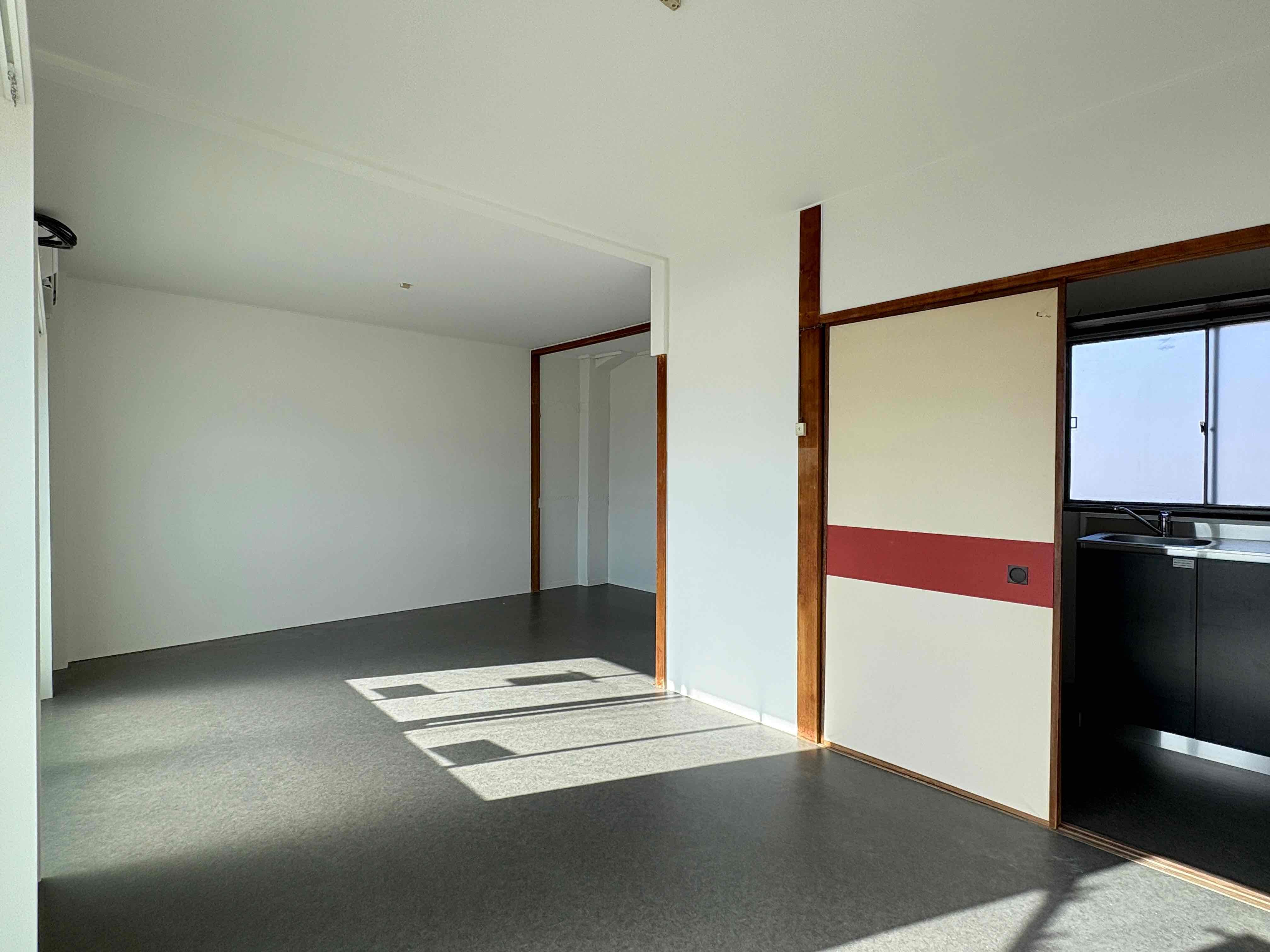 京都市山科区西野岸ノ下町60の賃貸物件/奥まった場所を寝室に、手前をリビングダイニングに。家具などでゆるくゾーニングしても良さそう。襖は白の無地に変更済み。