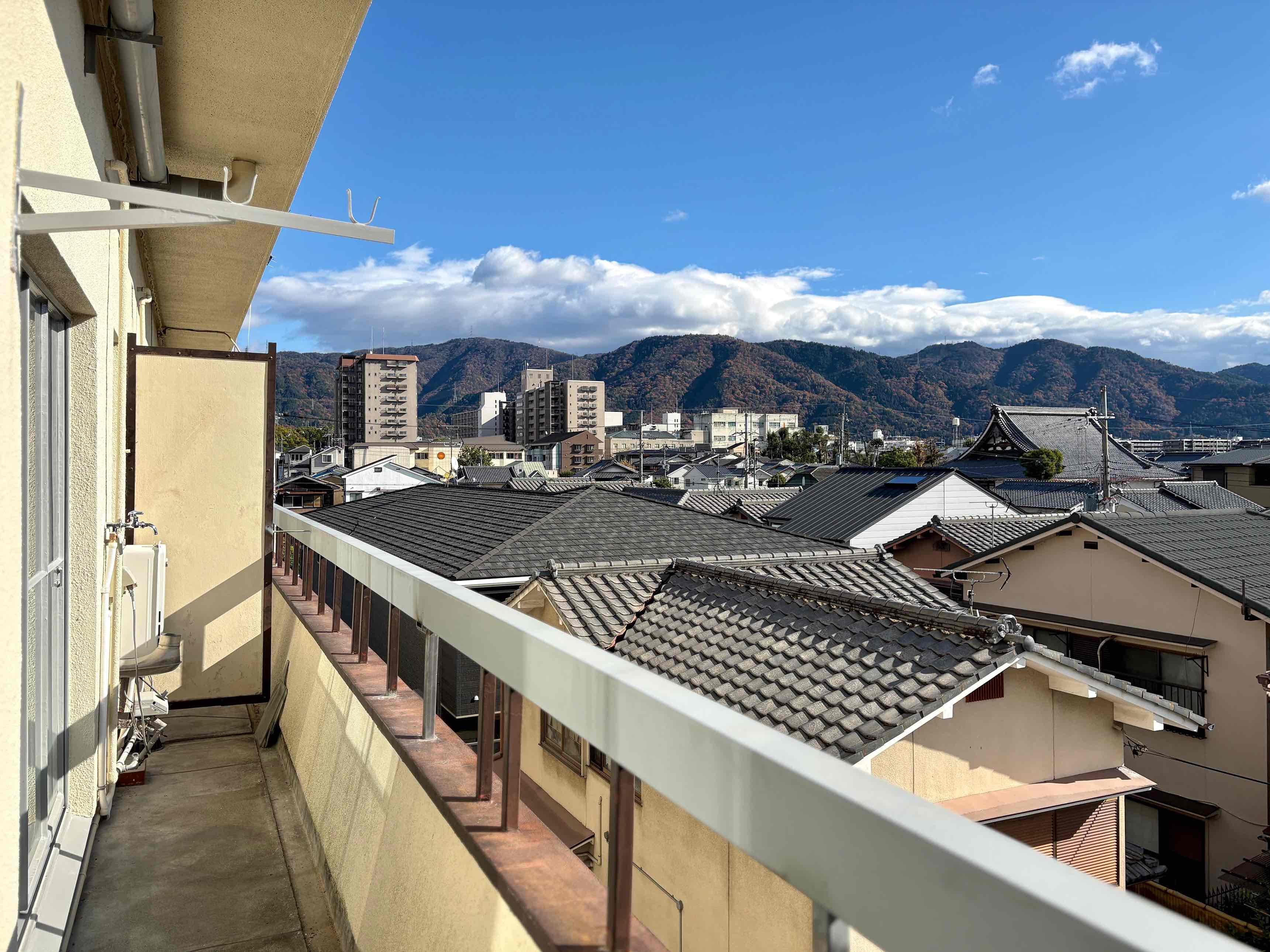 京都市山科区西野岸ノ下町60の賃貸物件/東に目を向けると雄大な音羽山が。