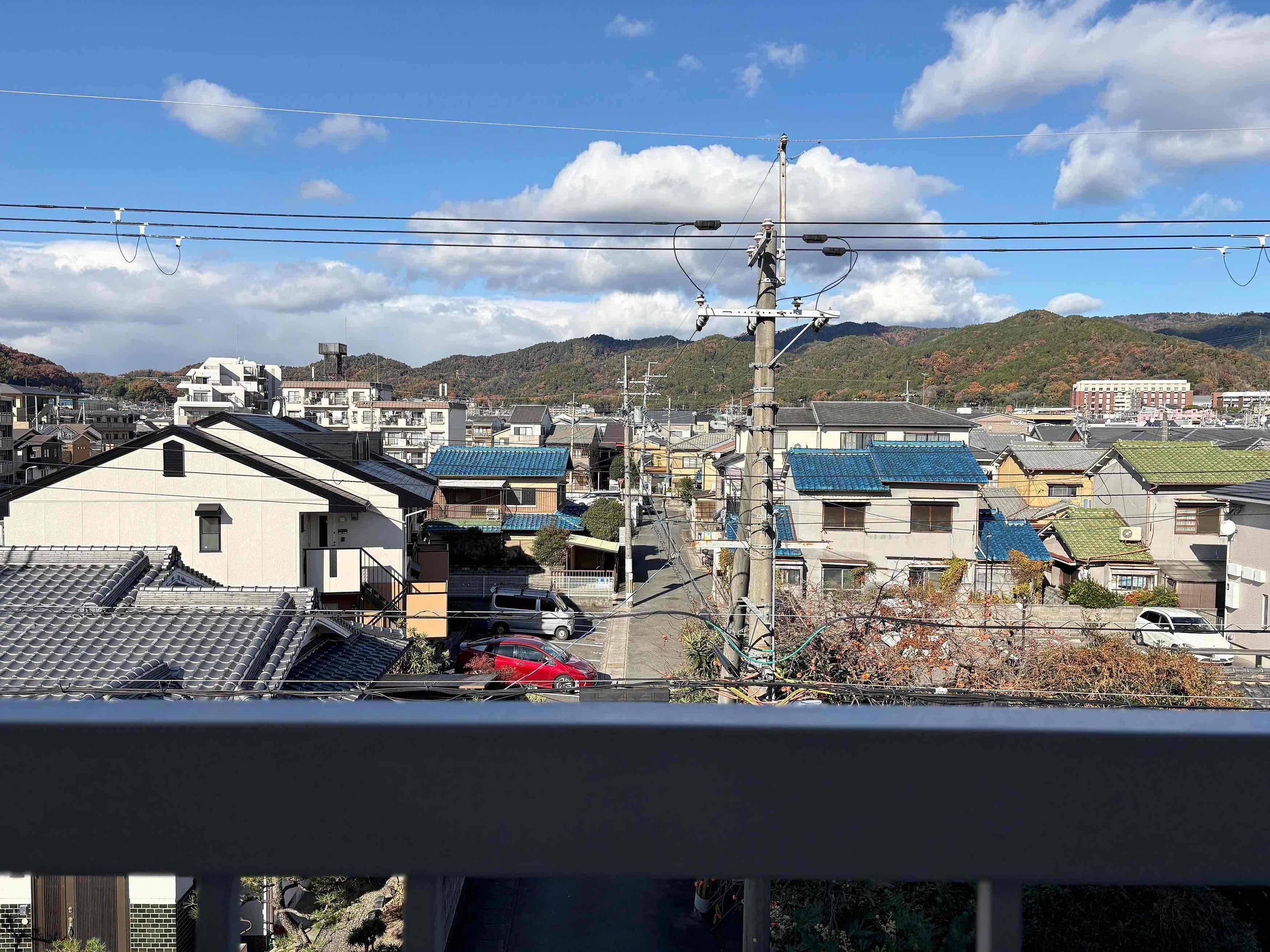 京都市山科区西野岸ノ下町60の賃貸物件/玄関を開けた先も見晴らしがよくて心地いいです