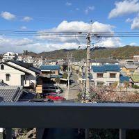 京都市山科区西野岸ノ下町60の賃貸物件/玄関を開けた先も見晴らしがよくて心地いいです