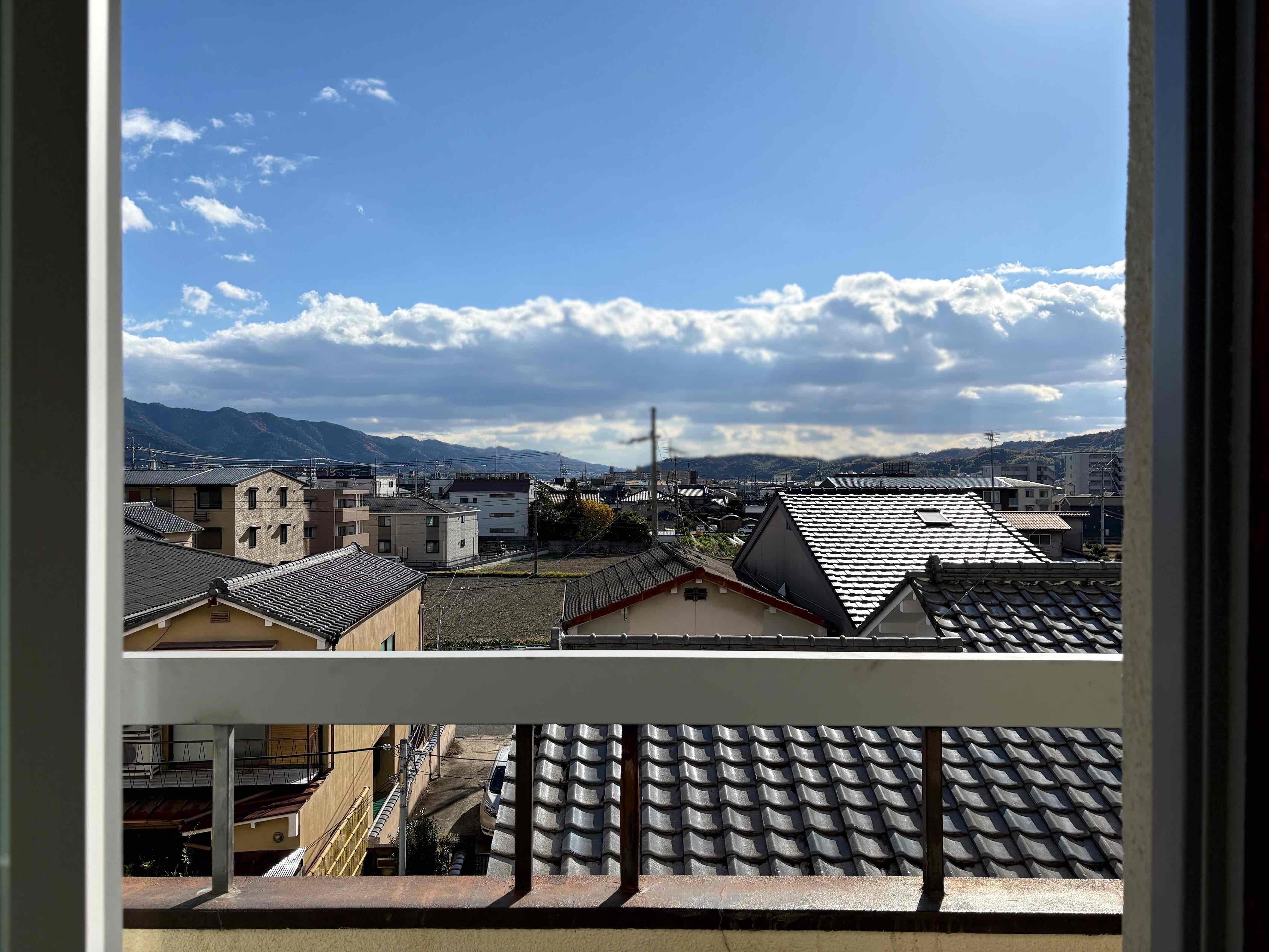 京都市山科区西野岸ノ下町60の賃貸物件/バルコニー正面はスカッと気持ちいい景色が広がる