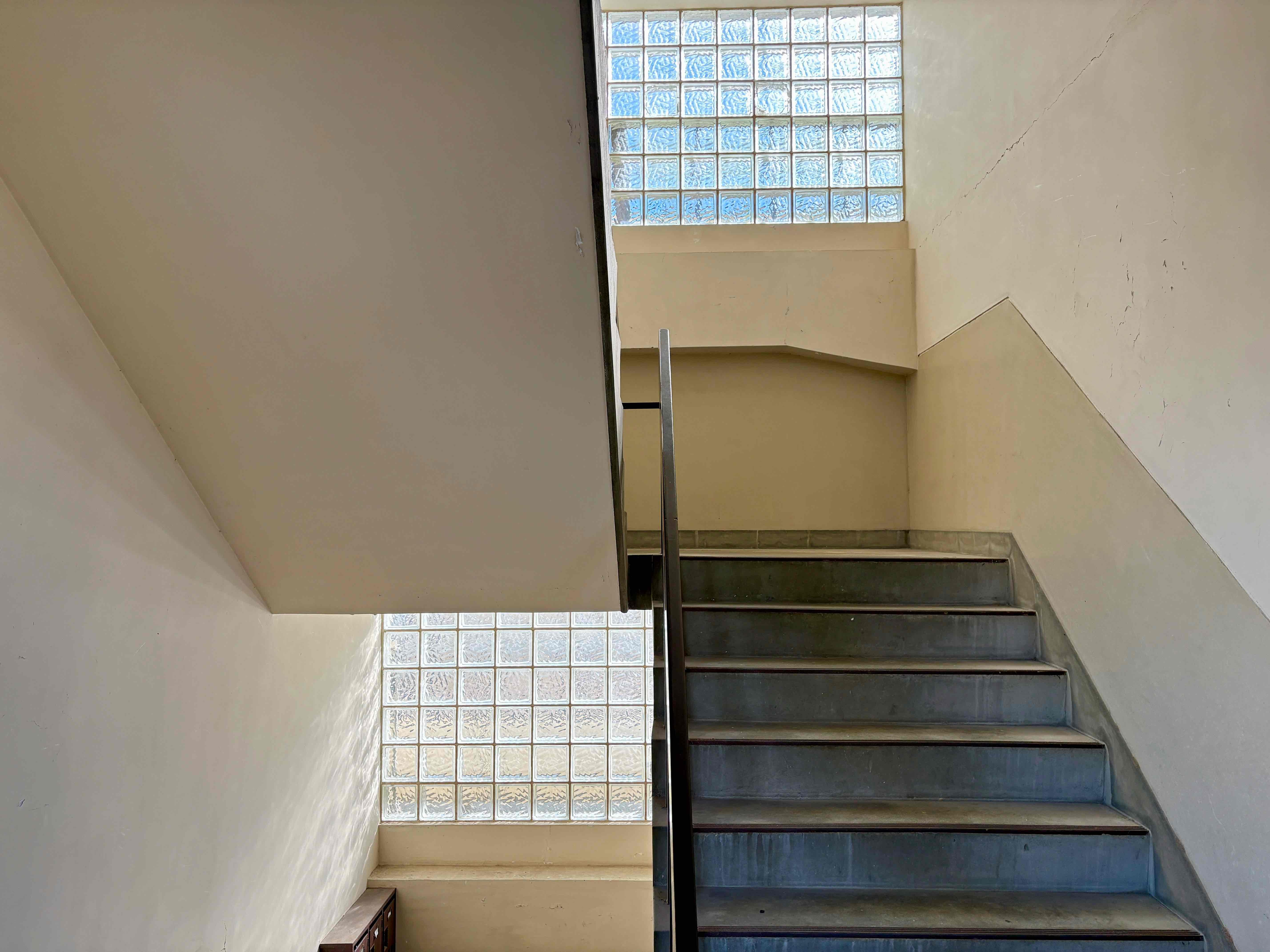 京都市山科区西野岸ノ下町60の賃貸物件/共用階段の踊り場のガラスブロックがキラキラと美しい